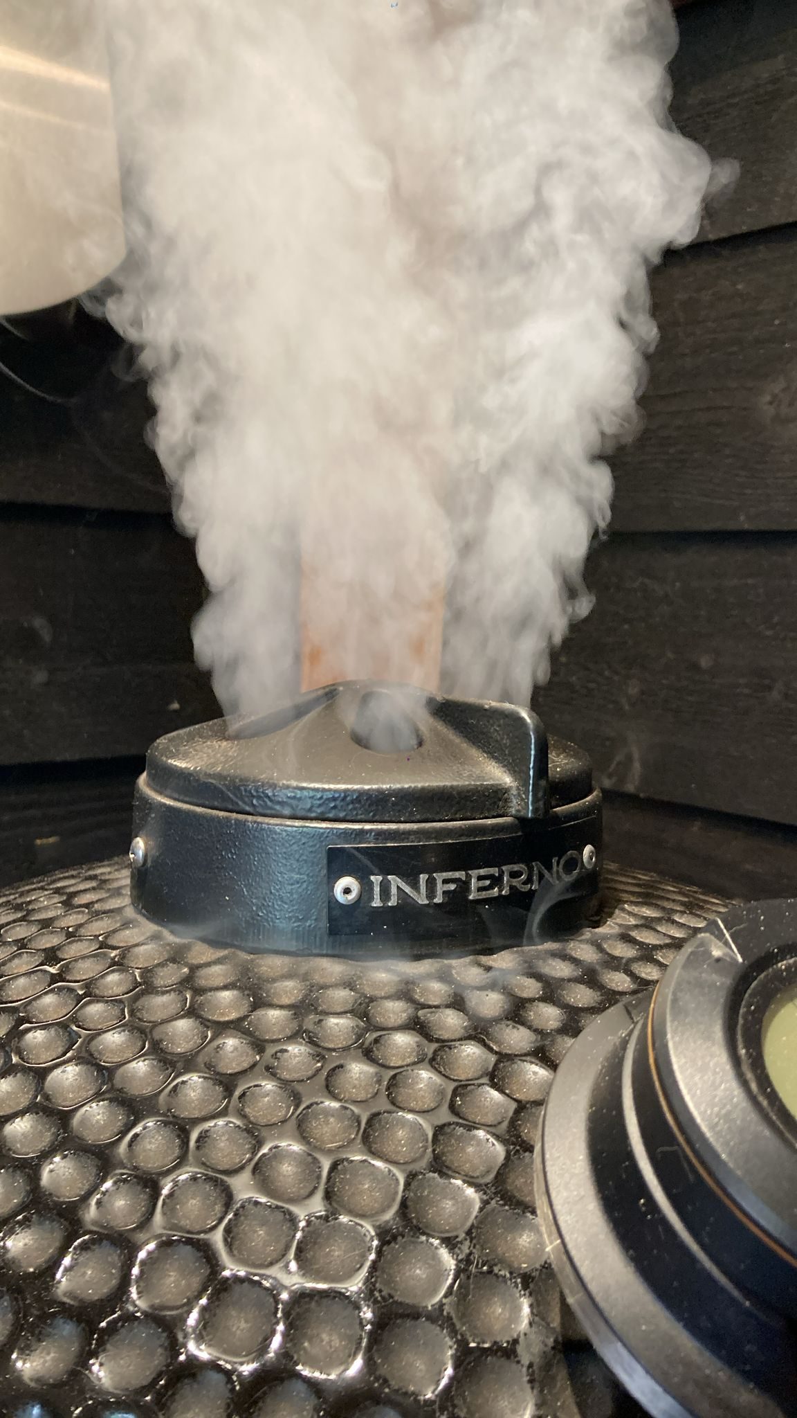 Inferno kamado in volle rook