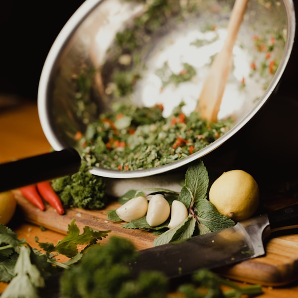 Verse chimichurri kruidensaus in een kom met knoflook en citroen