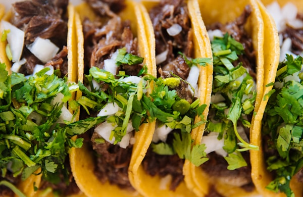 Taco's met verse koriander en gesnipperde ui