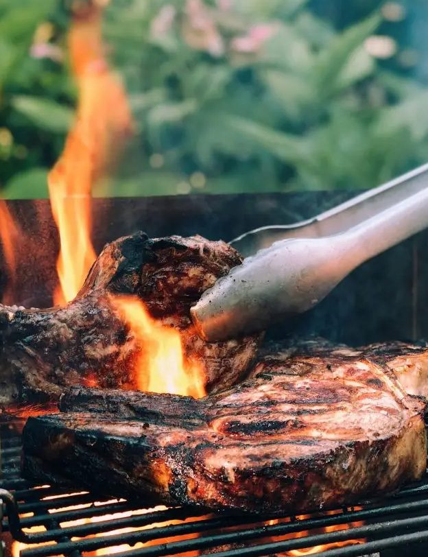 Steak met grillstrepen op de BBQ